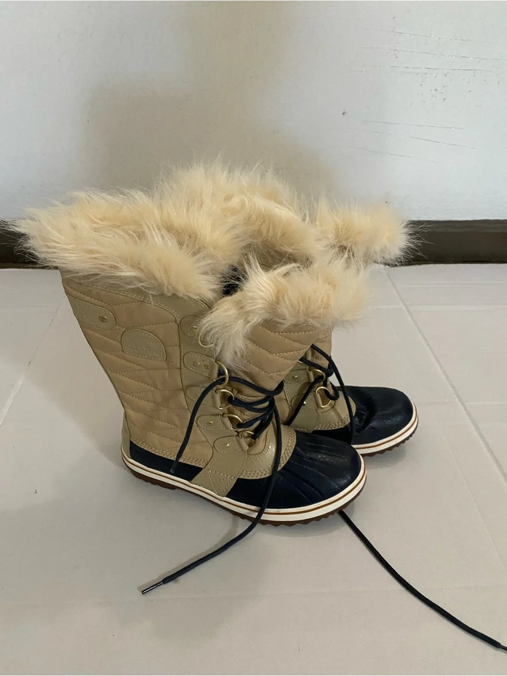 Sorel Women’s Faux-Fur Trim Beige & Black Winter Boots Size 8